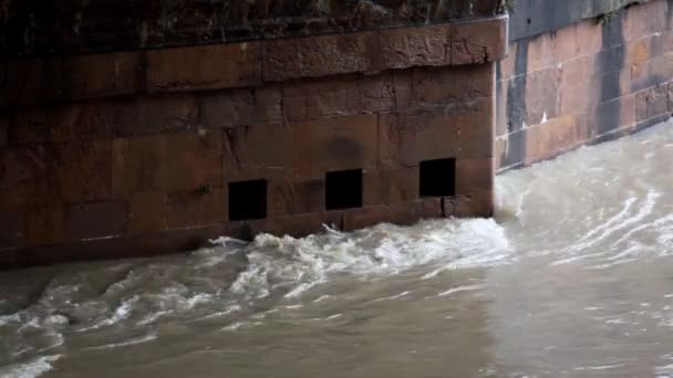 Wasser und Steinbrücke florence — Stockvideo