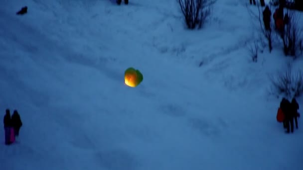 Reispapier-Heißluftballon hebt im Winter ab — Stockvideo