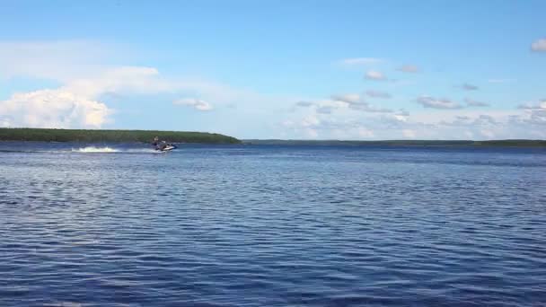 Человек водит водные суда на открытой воде — стоковое видео