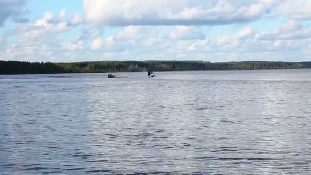 Yaz günlerinin büyük göl üzerinde yukarıda hızlı jetski — Stok video