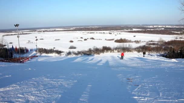 Editar corte en el slalom de esquí en el soleado día de invierno — Vídeo de stock