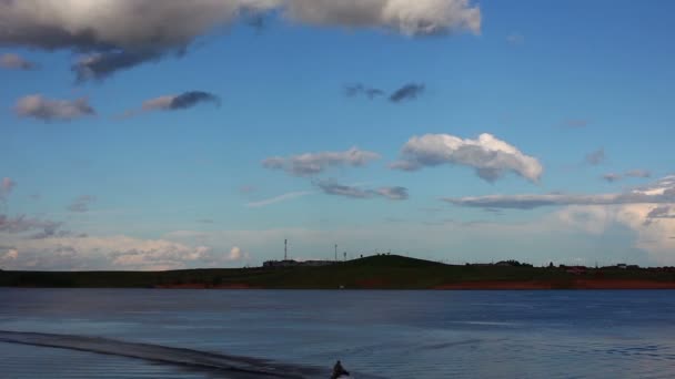 Хмарне небо проміжок часу з водою і пагорбом — стокове відео