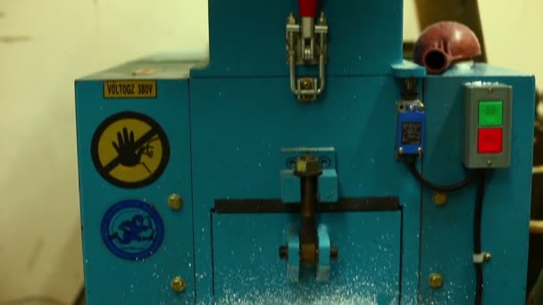 Загрузка машины утилизации пластиковых деталей из деталей формования — стоковое видео