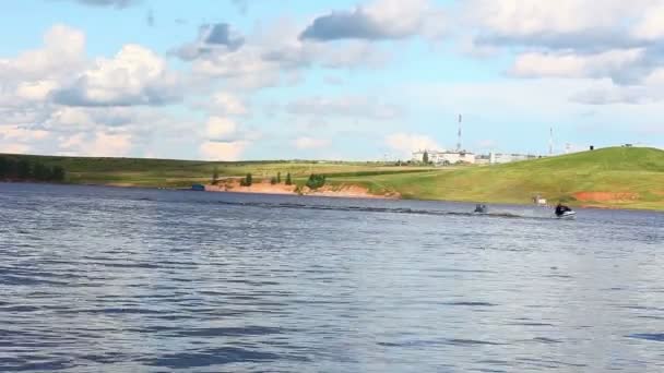 Hombre conducir jetski watercrafy en el lago en el soleado día de verano — Vídeos de Stock