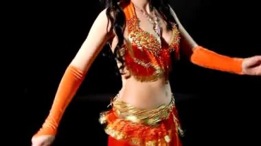 Arap oryantal dans - geleneksel kırmızı kostümü