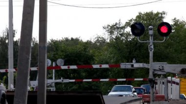 kırmızı ışık-tren demiryolu Road cross arabalar geliyor