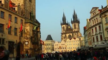Kule Prag sentral Meydanı'nda akşam saatlerinde pan