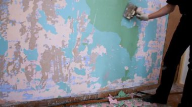 alt duvar eski boya gelen mala ile temizleyin