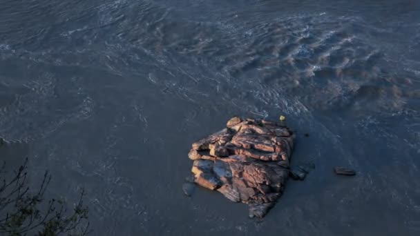 El agua sube y la piedra — Vídeos de Stock