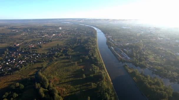 Vola sopra il fiume al tramonto — Video Stock