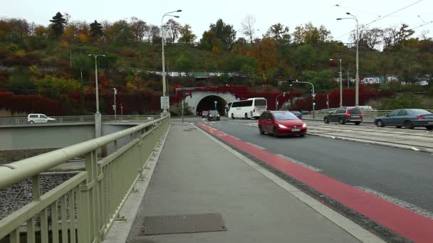 Cars in motion on bridge over vltava river, Praha — Stock Video