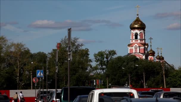 La cúpula de la iglesia rodeada de árboles — Vídeos de Stock