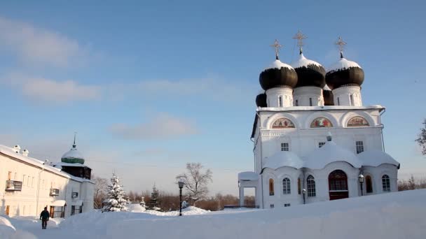 Pan sur le monastère chrétien en hiver journée ensoleillée — Video