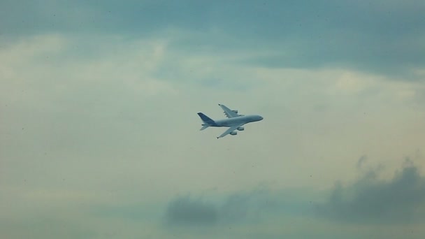 Vliegtuigen vliegen in de lucht en de kite — Stockvideo