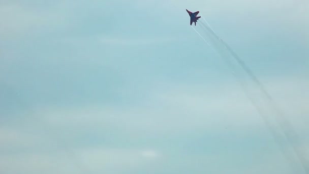 Jet fighter vuela en el cielo durante el espectáculo aéreo — Vídeo de stock