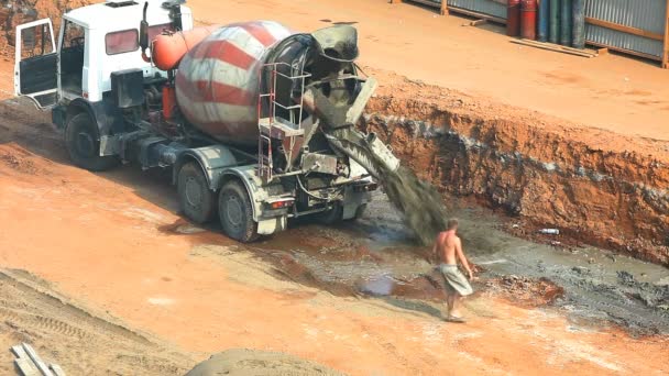 Cement mixer op de bouwplaats — Stockvideo