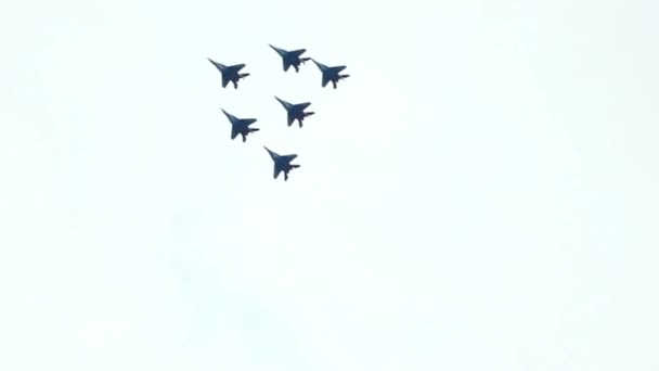 Jet fighter display team fly in formation — Stock Video