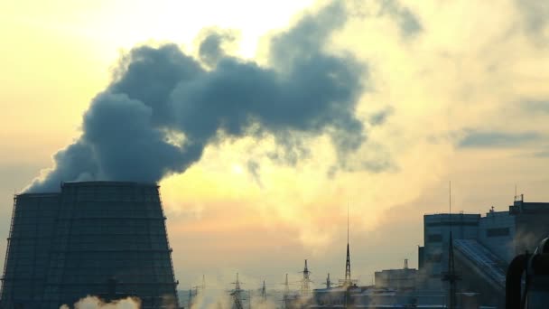 Pôr do sol de inverno com poluição da fumaça da estação térmica — Vídeo de Stock