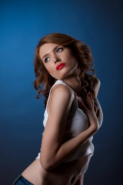 Sexy junge Frau posiert in Jeans und weißem Tank — Stockfoto