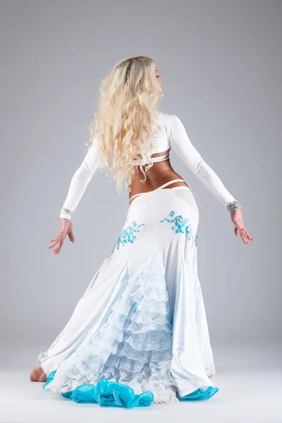Mulher bonita dança em traje oriental branco — Fotografia de Stock