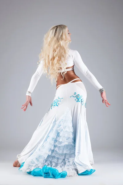 Mujer bonita danza en traje oriental blanco —  Fotos de Stock