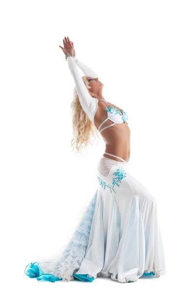 Dançarino árabe em traje branco com cabelos longos — Fotografia de Stock