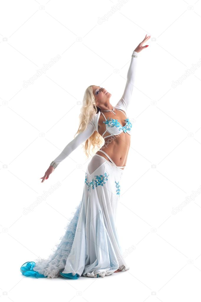 Femme blonde danse en costume oriental blanc image libre de droit