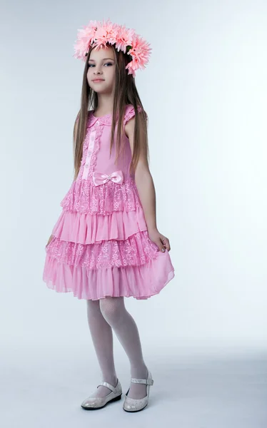 Bambina in bellissimo vestito rosa — Foto Stock