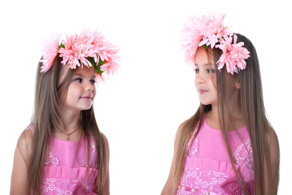 Małe dziewczynki w różowe sukienki Garland na białym tle — Zdjęcie stockowe