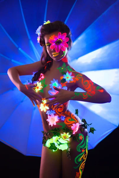 Sexy Frau mit leuchtendem Make-up posiert nackt — Stockfoto