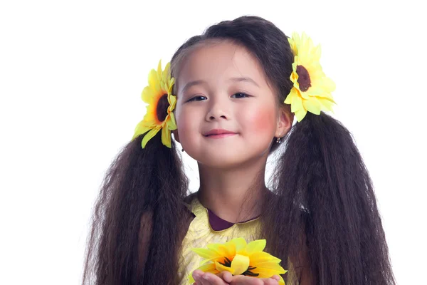 Bella ragazza con bei capelli e girasoli — Foto Stock