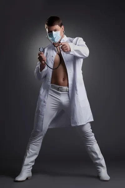 Unga dansare i läkare kostym — Stockfoto