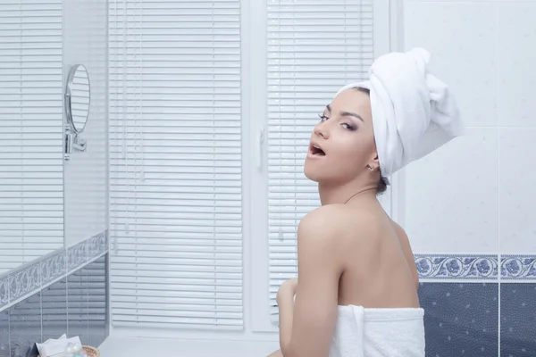 毛巾 — — 浴室内的年轻女人 — 图库照片