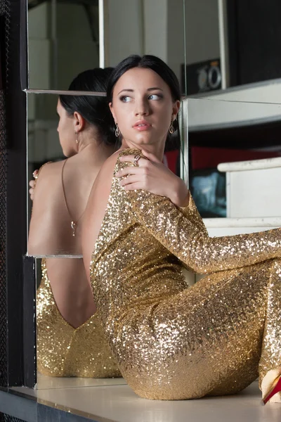 Skönhet kvinna porträtt i guld klänning på trappan — Stockfoto