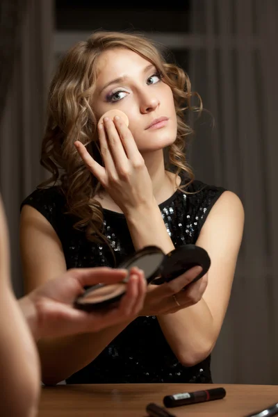 Mulher loira fazendo maquiagem à noite antes do espelho — Fotografia de Stock