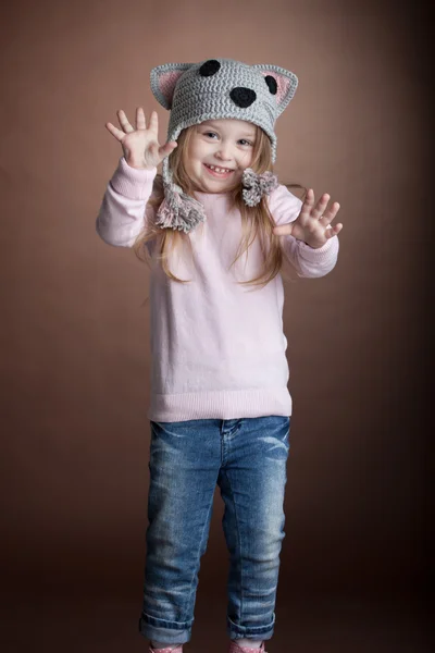 Glückliches kleines Mädchen im Katzenkostüm — Stockfoto