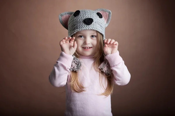 Süßes kleines Mädchen im Katzenkostüm — Stockfoto