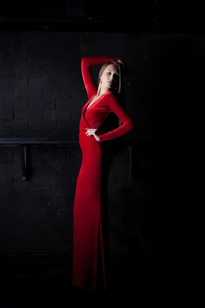 Jovem mulher em vestido longo vermelho - clube noturno — Fotografia de Stock