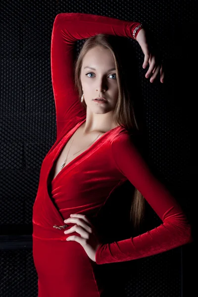 Bela jovem mulher retrato em vestido vermelho — Fotografia de Stock