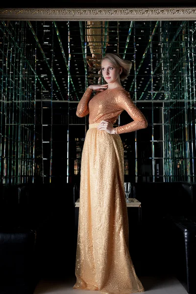 Vrouw met kort haar in mooie lange jurk — Stockfoto