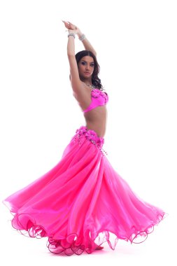Genç dansçı pembe kostüm izole