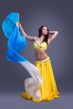 Güzellik tarihimin ile sarı kostüm dans dansçı