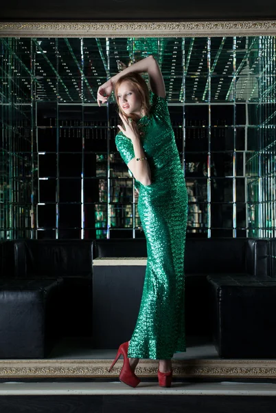 Young woman in green dress - fashion nightclub — Stock Photo, Image