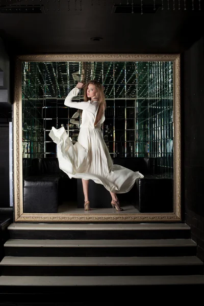 Jolie jeune femme en robe blanche - boîte de nuit — Photo