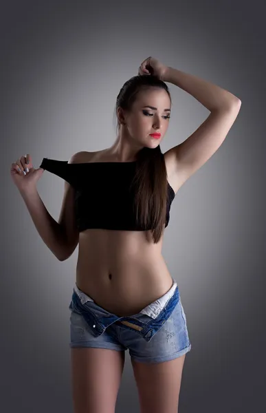 Mujer morena bonita en desvestirse top negro — Foto de Stock