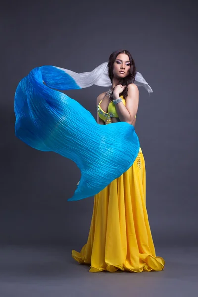 Jeune danseuse en costume jaune danse avec fantail — Photo