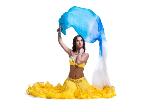 Femme en costume arabe avec voile volant isolé — Photo