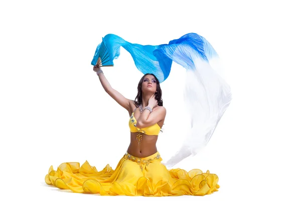 Brunette jonge vrouw uitvoeren van Arabische dans — Stockfoto