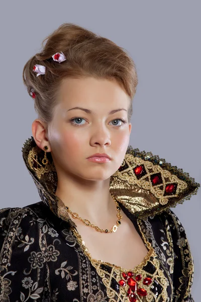 Νεαρή γυναίκα στο καρναβάλι πριγκίπισσα φόρεμα — Φωτογραφία Αρχείου