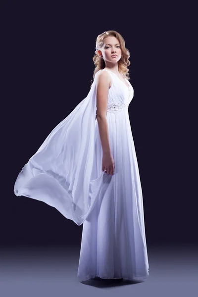 漂亮的长长的白色衣服的年轻女人 — 图库照片